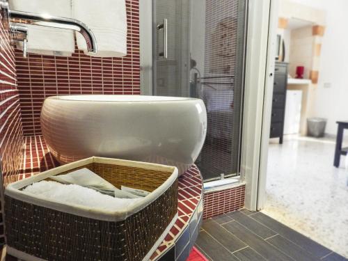 ein Bad mit einem WC neben einem Fenster in der Unterkunft B&B Le Vele in Maruggio