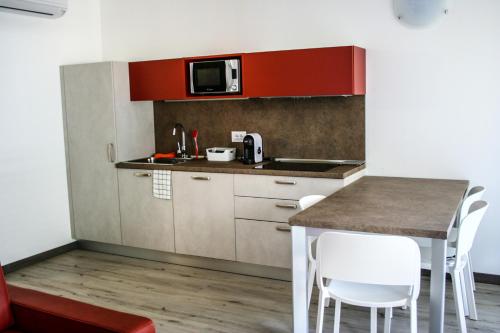 Kuchyň nebo kuchyňský kout v ubytování GardaBreak Rooms&Breakfast Holiday Apartments