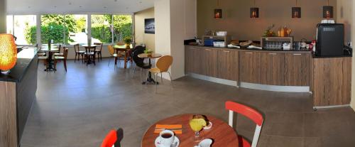 Příslušenství pro přípravu čaje a kávy v ubytování Hôtel Le Printemps