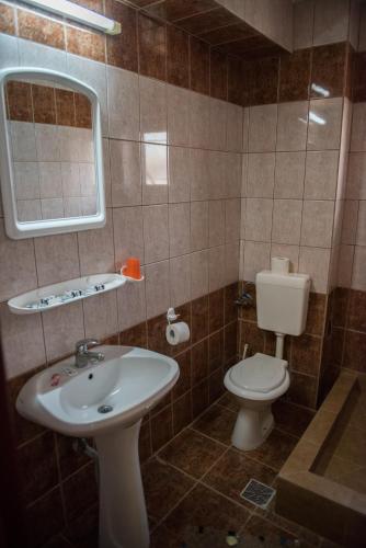 Ένα μπάνιο στο Hotel Dynes