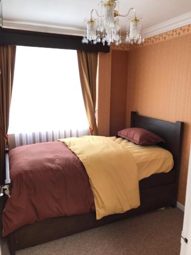 a bedroom with a bed with a chandelier and a window at Departamento por Temporadas in La Paz