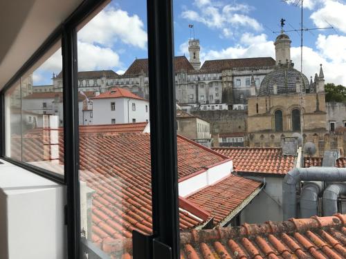 een uitzicht vanuit het raam van een gebouw bij Casa da Sé Cathedral Suites in Coimbra