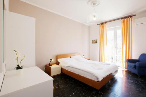En eller flere senge i et værelse på Riviera Apartments