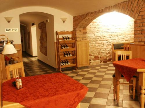 Pokój ze stołem i piwnicą z winami w obiekcie Hotel Krakonoš w Trutnovie