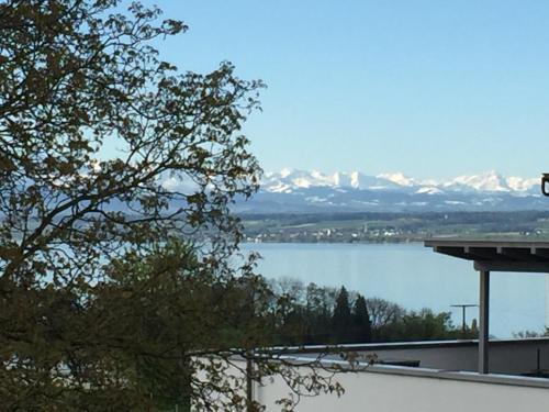 einen Blick auf einen See mit Bergen in der Ferne in der Unterkunft Feriendomizil Hehl in Stetten