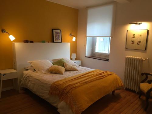 une chambre avec un lit et une fenêtre dans l'établissement Chambres d'hôtes La Pierrerie, à Laure-Minervois