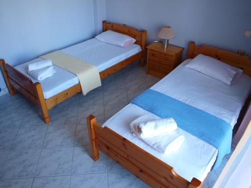 ケラモティにあるKeramoti Villa Magnoliaのベッドルーム1室(ベッド2台、タイルフロアのランプ付)