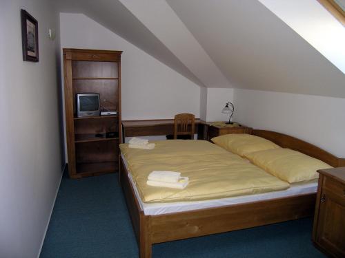 Postel nebo postele na pokoji v ubytování Hotel Krakonoš