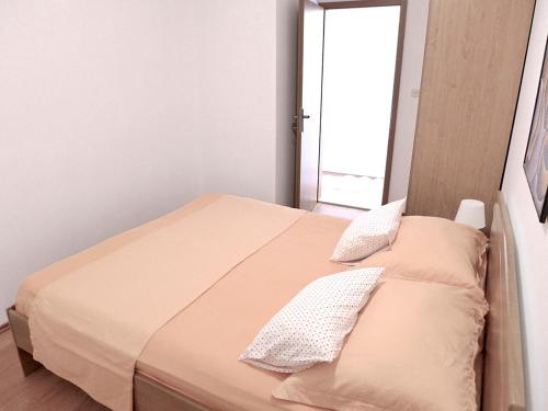 - une chambre avec un lit avec deux oreillers et une fenêtre dans l'établissement Tia Maria, à Bol