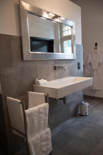 Bilik mandi di Guesthouse Altes Rathaus