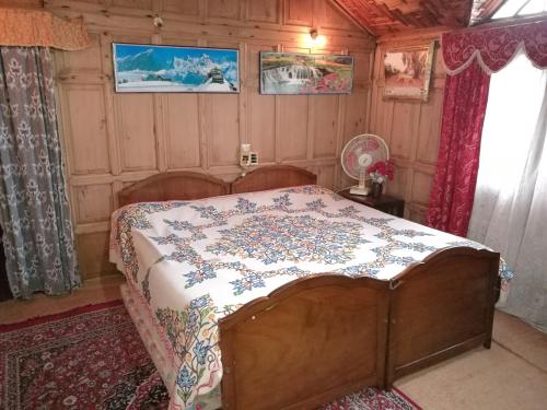 Ένα ή περισσότερα κρεβάτια σε δωμάτιο στο House Boat Hardy Palace