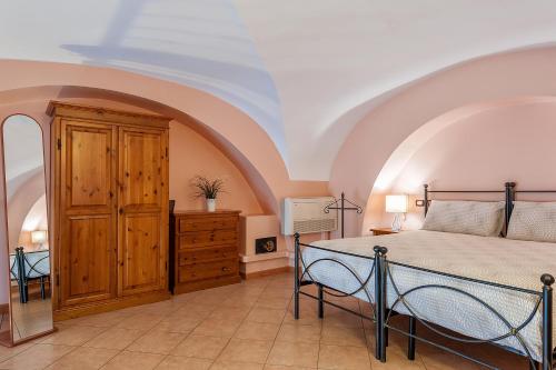 een slaapkamer met een bed en een gewelfd plafond bij Case Vacanze Catania in Catania