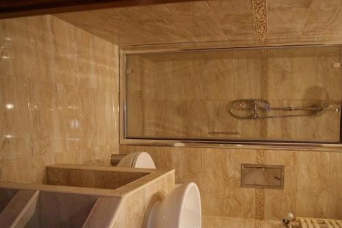 ein Badezimmer mit Badewanne, Toilette und Waschbecken in der Unterkunft Villa Amadea in Misdroy