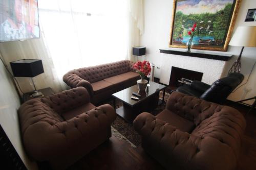 ein Wohnzimmer mit 2 Sofas und einem Tisch in der Unterkunft Hotel B´liam in Tumbes