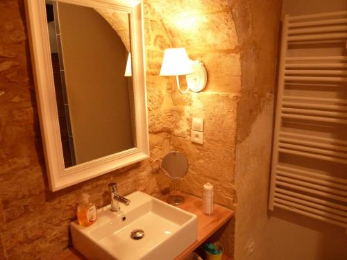 une salle de bain avec un lavabo et un miroir dans l'établissement L Elegant Medieval, à Sarlat-la-Canéda