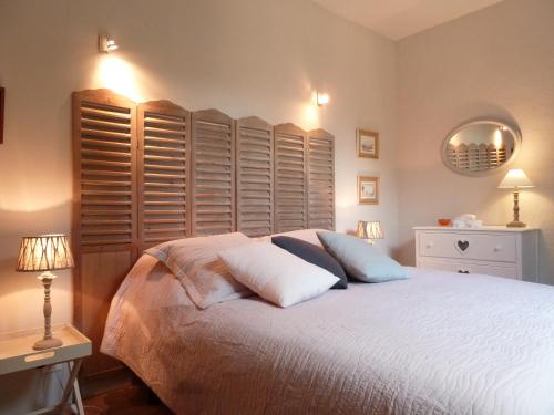 une chambre avec un lit avec des volets en bois dans l'établissement L Elegant Medieval, à Sarlat-la-Canéda