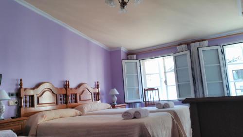 A bed or beds in a room at PICO SACRO I HOSTAL-PENSION Santiago de Compostela