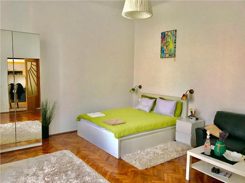 シビウにあるCRZ Studio Sibiuのベッドルーム(緑のベッド1台付)、リビングルームが備わります。