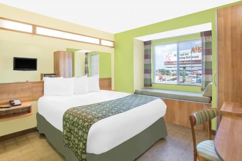 Ένα ή περισσότερα κρεβάτια σε δωμάτιο στο Microtel Inn & Suites by Wyndham Tuscumbia/Muscle Shoals