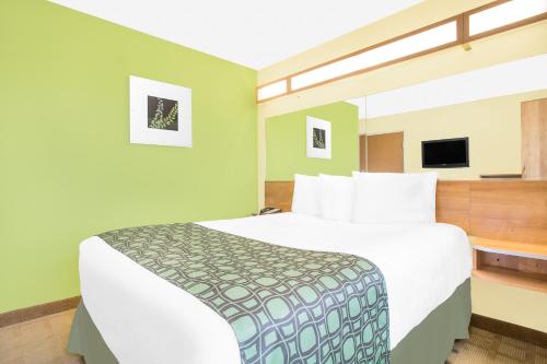 Ένα ή περισσότερα κρεβάτια σε δωμάτιο στο Microtel Inn & Suites by Wyndham Tuscumbia/Muscle Shoals