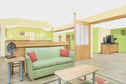 Η κουζίνα ή μικρή κουζίνα στο Microtel Inn & Suites by Wyndham Tuscumbia/Muscle Shoals