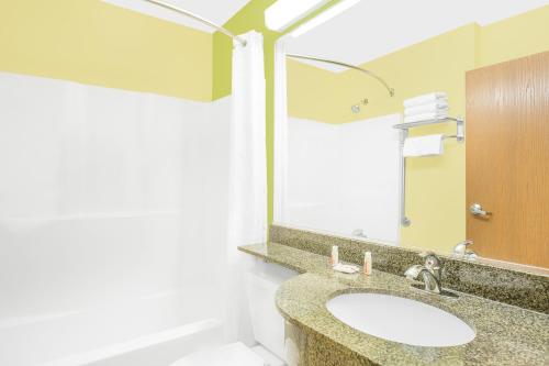 Ένα μπάνιο στο Microtel Inn & Suites by Wyndham Tuscumbia/Muscle Shoals