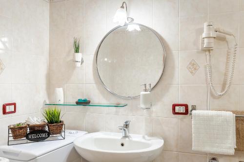 een badkamer met een wastafel en een spiegel bij Case Vacanze Catania in Catania