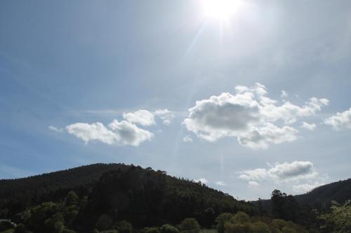 una vista de una montaña con el sol en el cielo en Viveiro, en Viveiro
