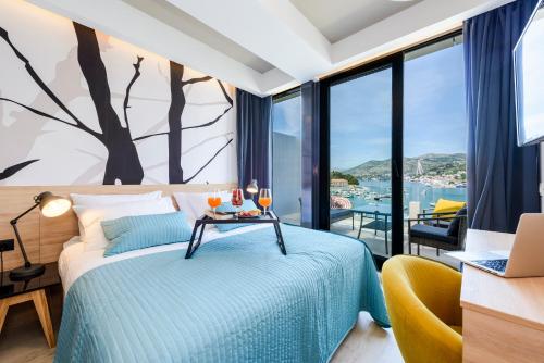 Un dormitorio con una cama y una mesa con bebidas. en Adriatic Deluxe Apartments, en Dubrovnik