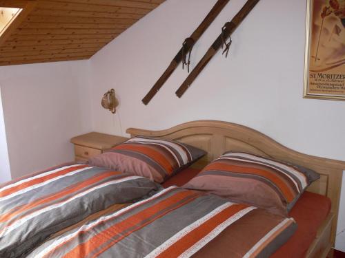 Duas camas sentadas uma ao lado da outra num quarto em Ferienwohnung Familie Zuck em Missen-Wilhams