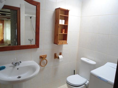 テギセにあるCocorelaxのバスルーム(洗面台、トイレ、鏡付)