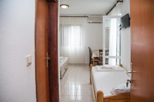 a room with a room with a bed and a door at Apartmani Ksenija in Petrovac na Moru