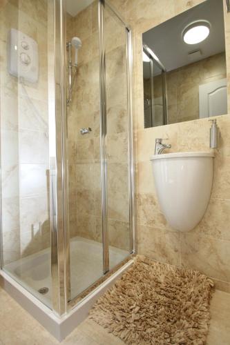 A bathroom at The Ormonde Guesthouse