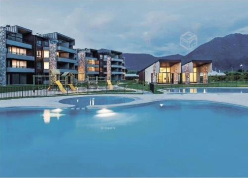 an empty swimming pool in front of a building at Departamento Condominio Costa Pucon in Pucón