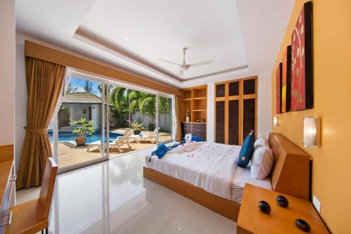 En eller flere senger på et rom på Lipa Talay Haa - 2 Bed Pool Villa - 1 Minute Walk To Beach
