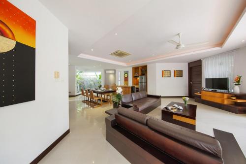 a living room with a couch and a dining room at Lipa Talay Haa in Lipa Noi