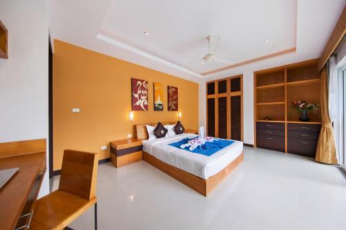 a bedroom with a bed and a desk at Lipa Talay Haa in Lipa Noi