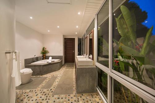 a bathroom with two sinks and a tub at Lipa Talay Haa in Lipa Noi