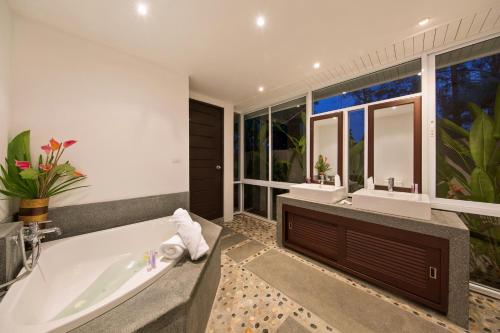 Phòng tắm tại Lipa Talay Haa - 2 Bed Pool Villa - 1 Minute Walk To Beach