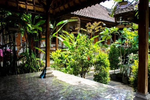 a garden with a bunch of plants and a building at Shiva House in Ubud