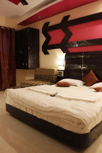 a bedroom with a large bed in a room at JS Excellency in Mahabaleshwar