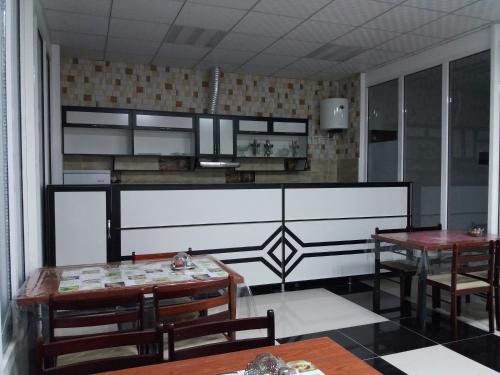 - une salle à manger avec une table et des chaises dans l'établissement Umariyon, à Panjakent