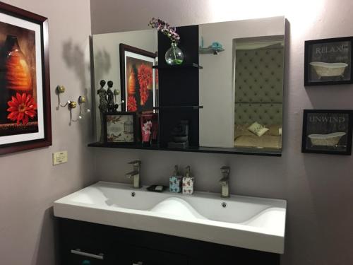 Ένα μπάνιο στο Abacus Jamaica the Zana Suites