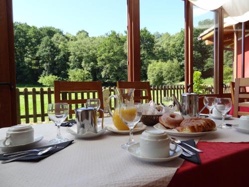 Hotel La Ercina tesisinde bir restoran veya yemek mekanı