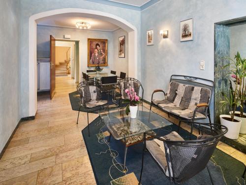 a living room with a glass table and chairs at Hotel Alfa Zentrum in Munich