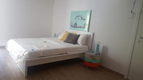 ヴェルナッツァにあるLe Terrazze al Sole Apartment&Roomの白い部屋の小さな白いベッド