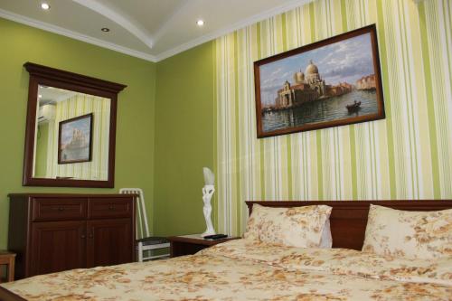 een slaapkamer met een bed en een schilderij aan de muur bij Apartment Ecaterina in Chişinău