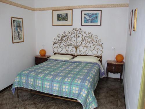 a bedroom with a bed and two night stands at Ca' de Capun in Manarola