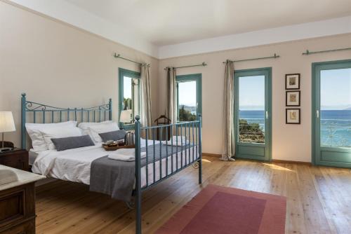 Una cama o camas en una habitación de Electra Beachfront Villa