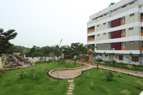 a park in front of a building at Hotel Green Palace in Thanjāvūr